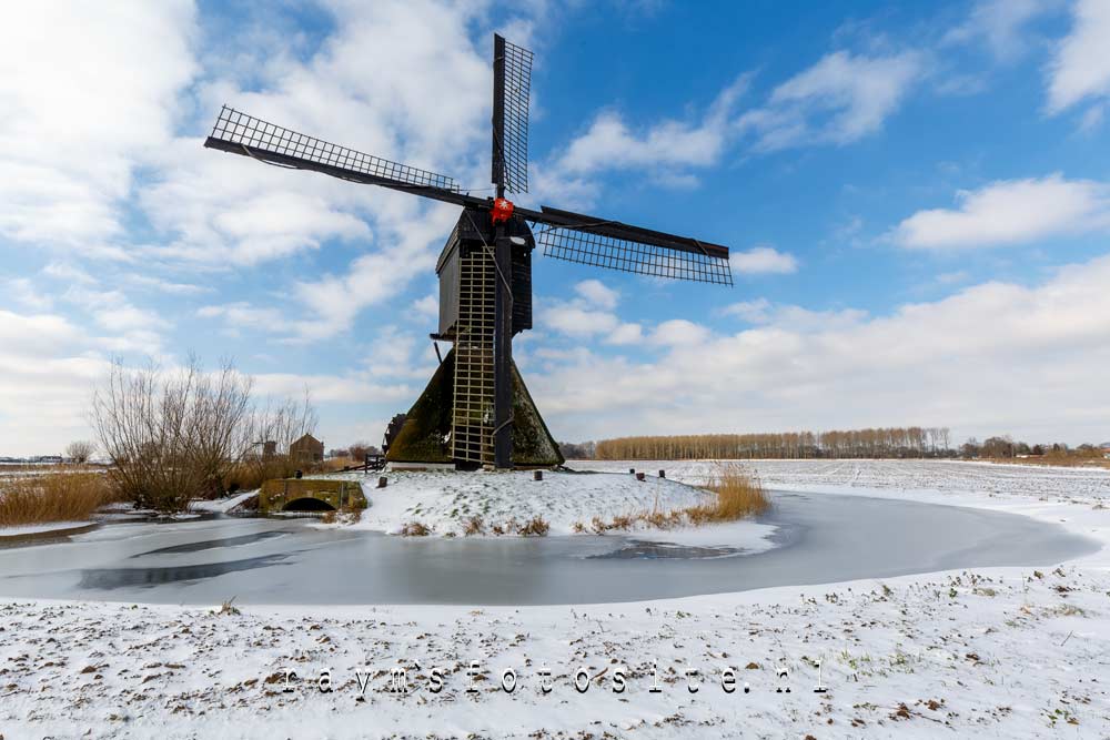 Uitwijkse molen in Sleeuwijk in de sneeuw. Uitwijkse molen in Sleeuwijk in de sneeuw.