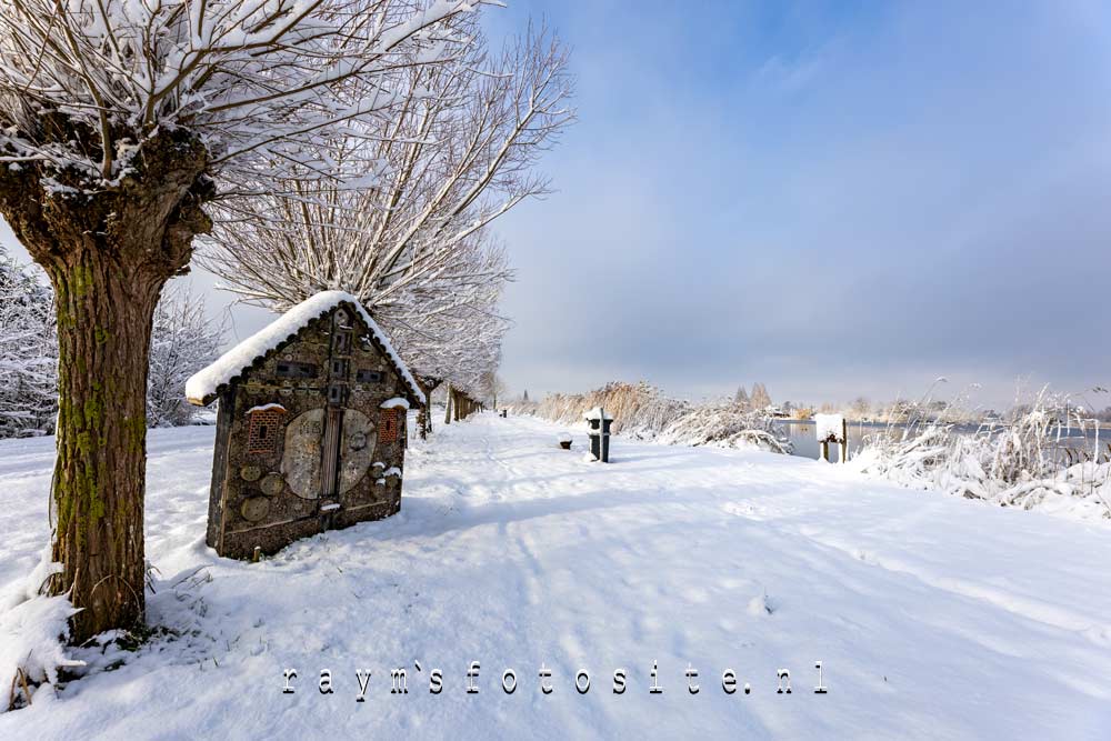 Dit insectenhotel ziet er heel apart uit met een dik pak sneeuw. Dit insectenhotel ziet er heel apart uit met een dik pak sneeuw.