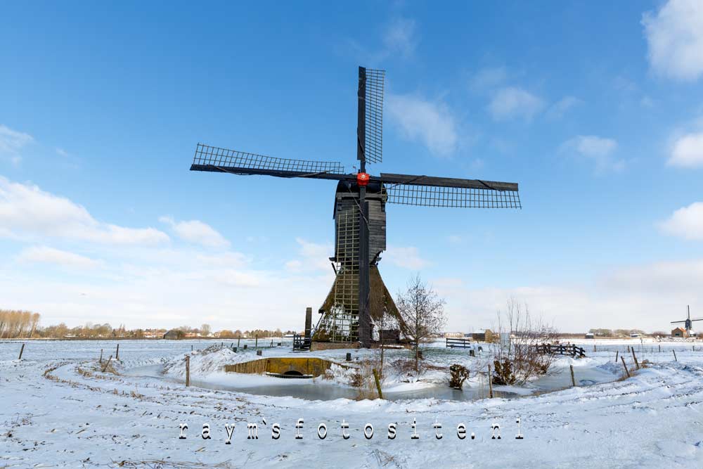Zandwijkse Molen in de winter. Deze molen dateert uit 1699. Zandwijkse Molen in de winter. Deze molen dateert uit 1699.