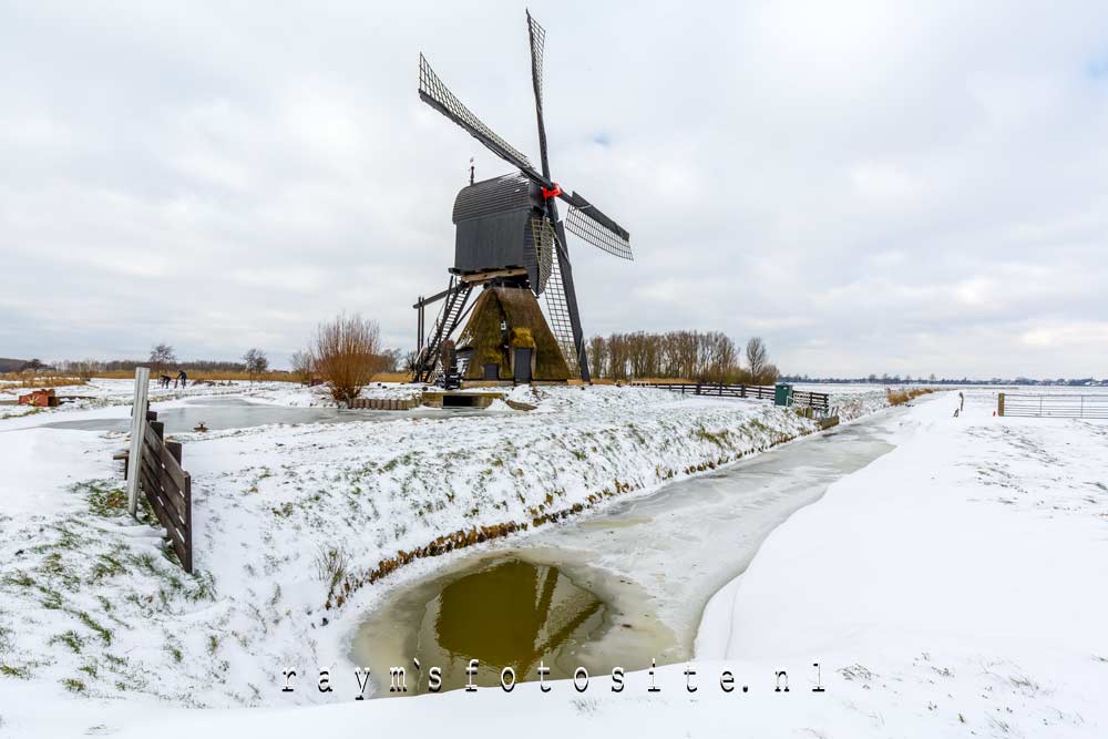 Sneeuwlandschappen 2026: Molens in de sneeuw. Zandwijkse molen Almkerk. Sneeuwlandschappen 2026: Molens in de sneeuw. Zandwijkse molen Almkerk.