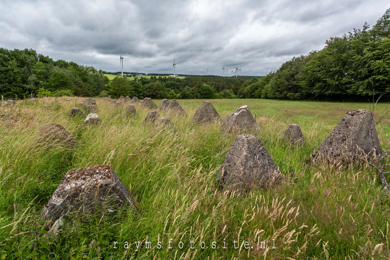 Tankversperring. Drakentanden in het veld in Duitsland.