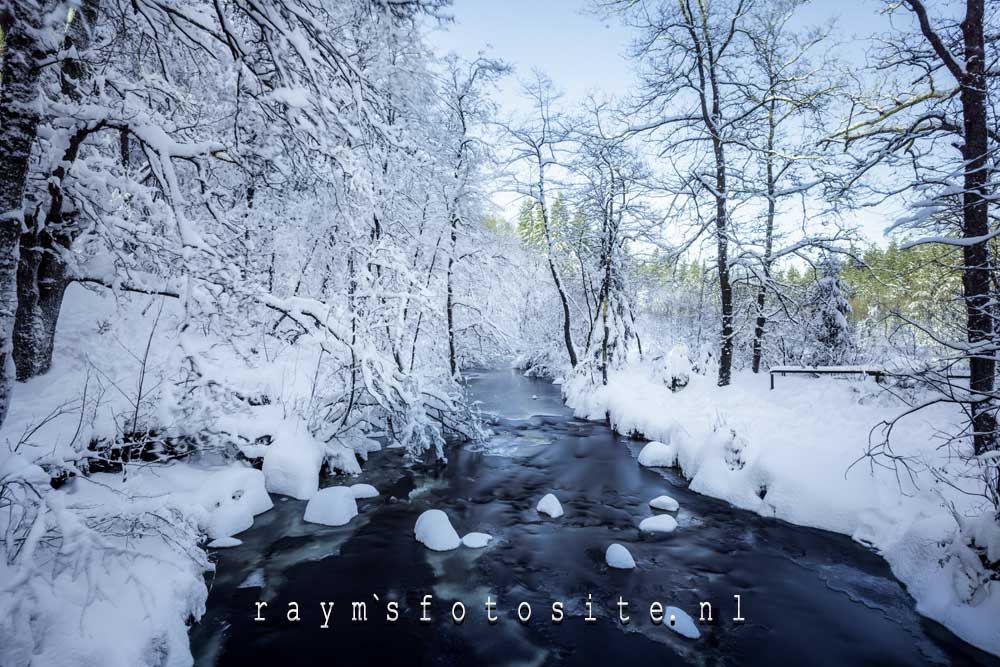 Rivier de Hoegne bij Jalhay in de winter ziet er spectaculair uit.