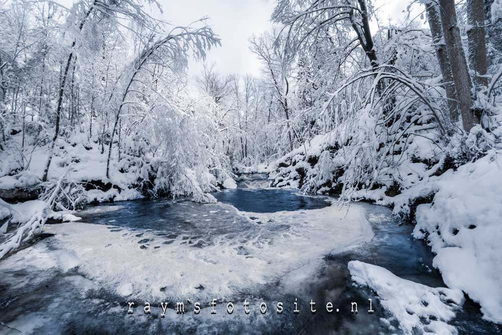 Rivier de Hoegne in de winter, schitterend met een dik pak sneeuw.