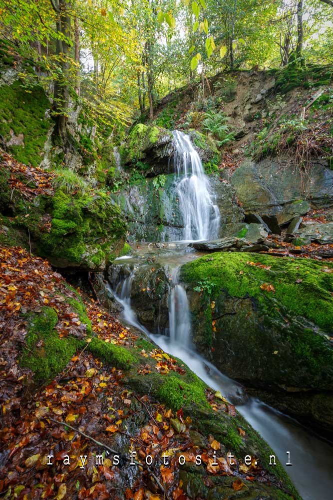 Dit is de waterval pal langs het pad. Een hele korte wandeling.