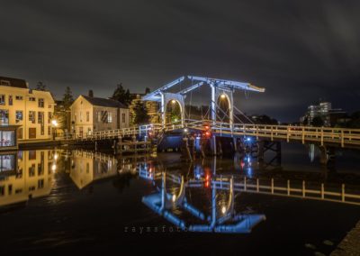 De Rembrandtbrug in Leiden in de avond. Ook weer zo`n mooi plekje in Leiden.