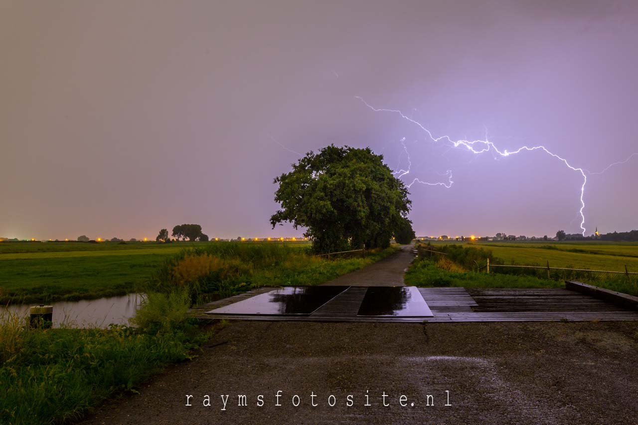 Gave wolken en bliksem. In de polder van Zoetermeer.