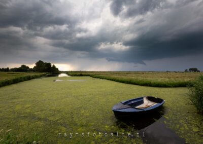 Gave wolken en bliksem. Zoetermeer in de polder.