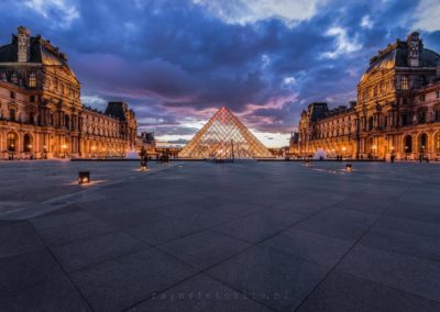 Steden : Parijs. De glazen piramide bij het Louvre in de avond.