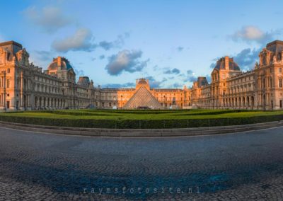 Panorama van het Louvre in Parijs.