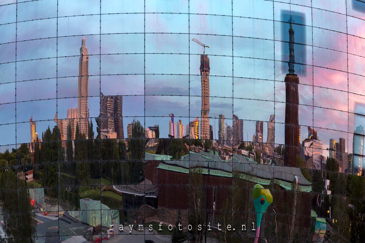 Skyline Rotterdam weerspiegeling