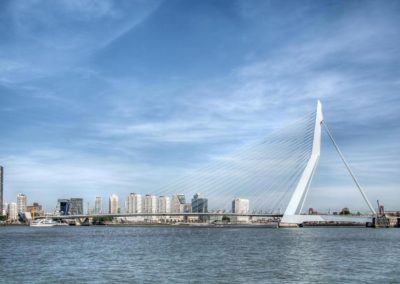 Steden: De Erasmusbrug in Rotterdam. Mooi enkel die wit en blauw-tinten vind ik.