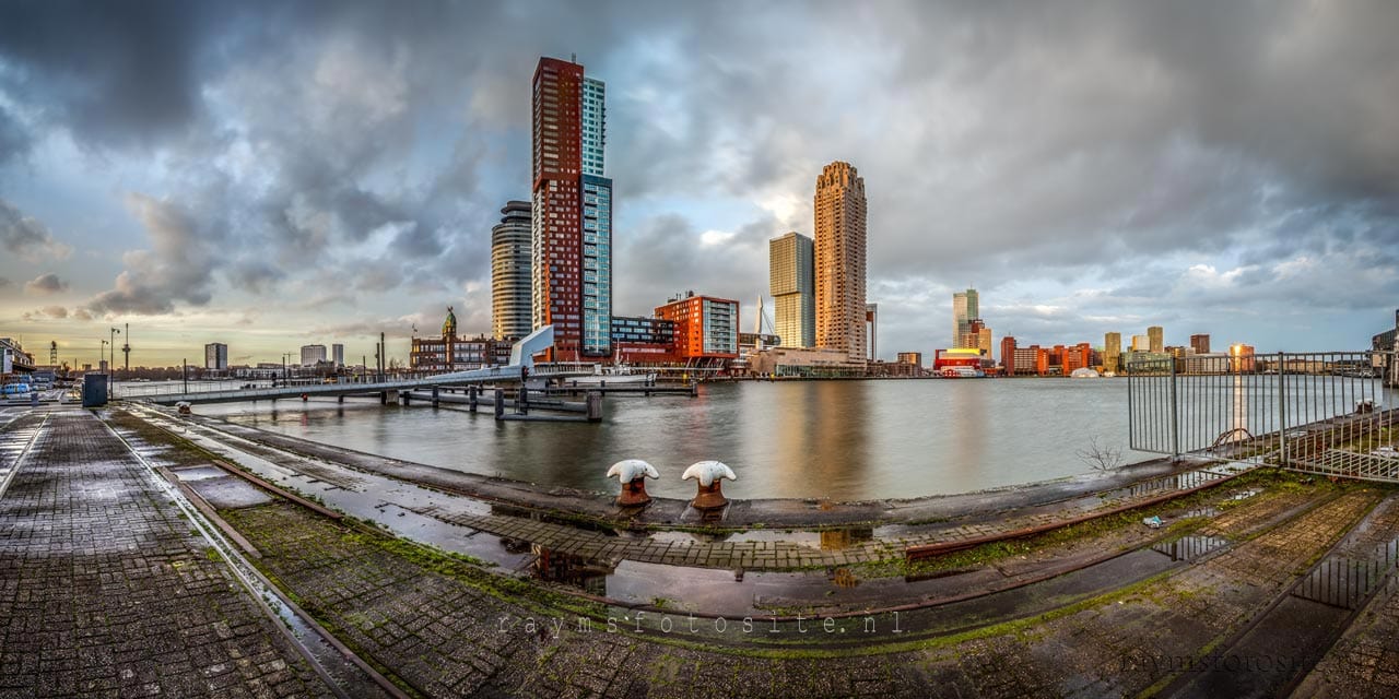 Steden, Rotterdam. De Kop van Zuid genomen vanaf Katendrecht. Je kijkt hier op de Rijnhaven met diverse bekende gebouwen.