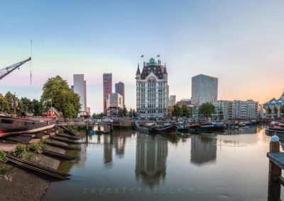 Steden, Rotterdam, de Oude haven. Rechts de kubuswoningen en in het midden het Witte huis.