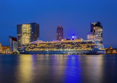 Steden. Het cruiseship de Oasis of the Seas bij Rotterdam.