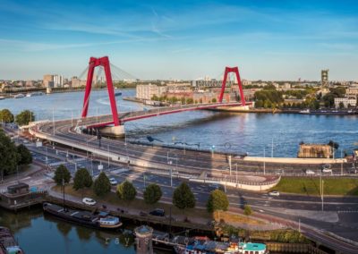 Steden. Panorama van de Willemsbrug in Rotterdam van bovenaf.