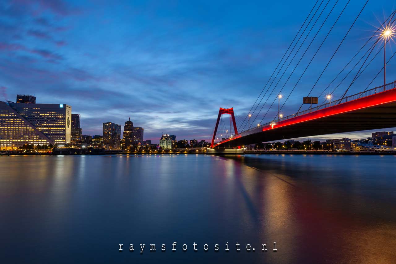 Rotterdam Willemsbrug in de avond.