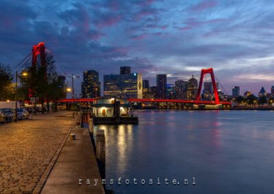 Willemsbrug Rotterdam tijdens zonsondergang