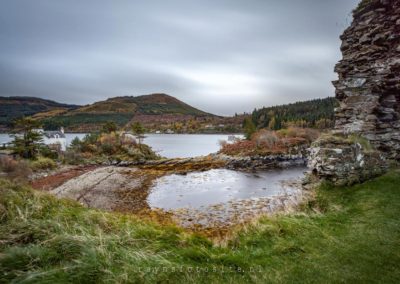 Strome Castle is een verwoest kasteel aan de oever van Loch Carron in Stromemore, 5,6 kilometer ten zuidwesten van het dorp Lochcarron