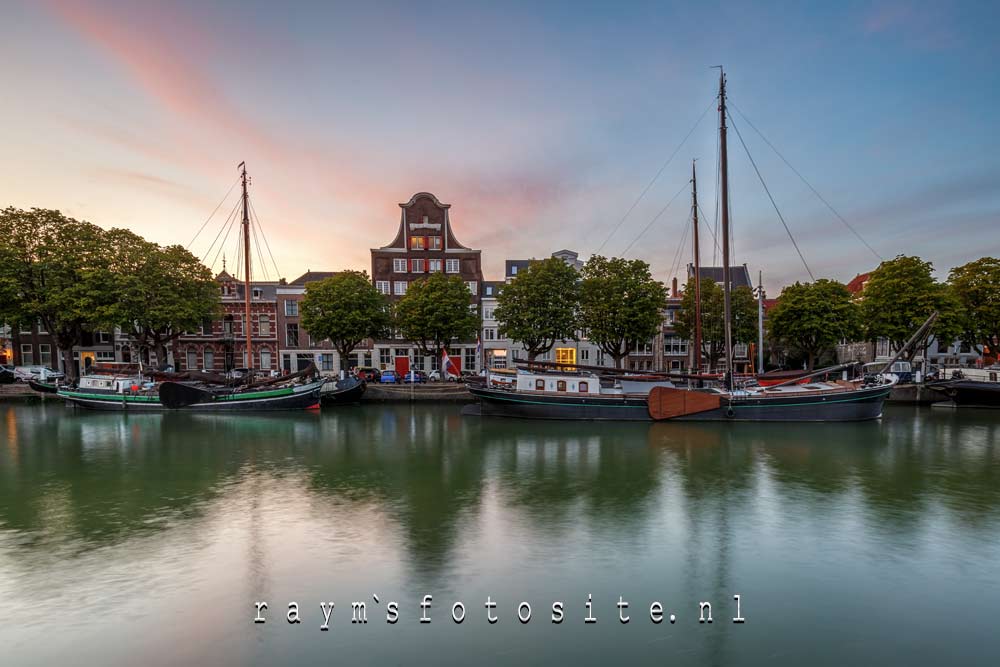 De nieuwe haven tijdens zonsondergang.