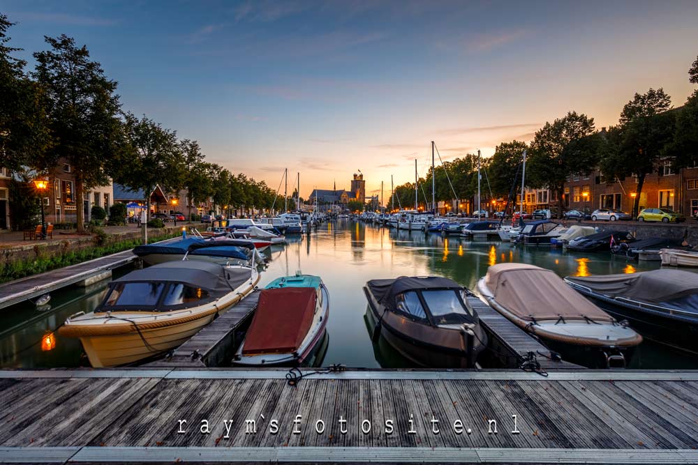 De nieuwe haven met bootjes en zicht op de grote kerk in Dordrecht.