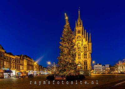 Stadhuis Gouda met kerstboom in het blauwe uurtje