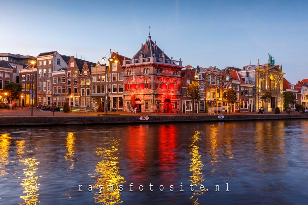 De binnenstad van Haarlem. De donkere Spaarne in de avond.