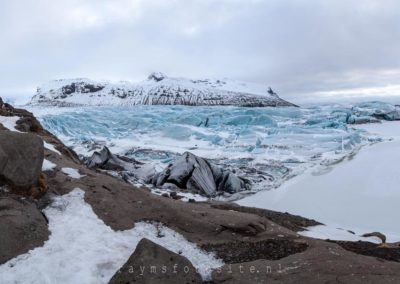 Ijsland. De Svínafellsjökull is een kleine gletsjertong in het zuiden.