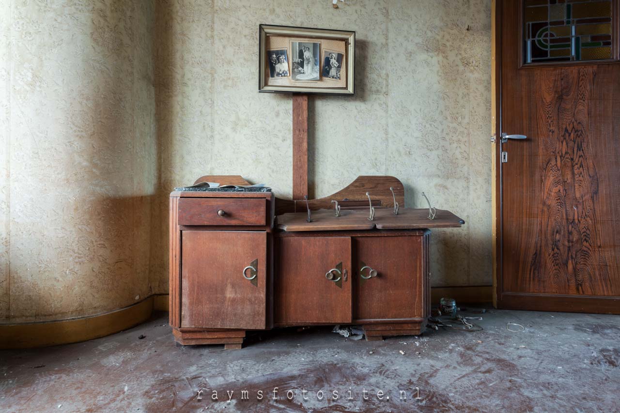 Oude meubels in deze verlaten villa.