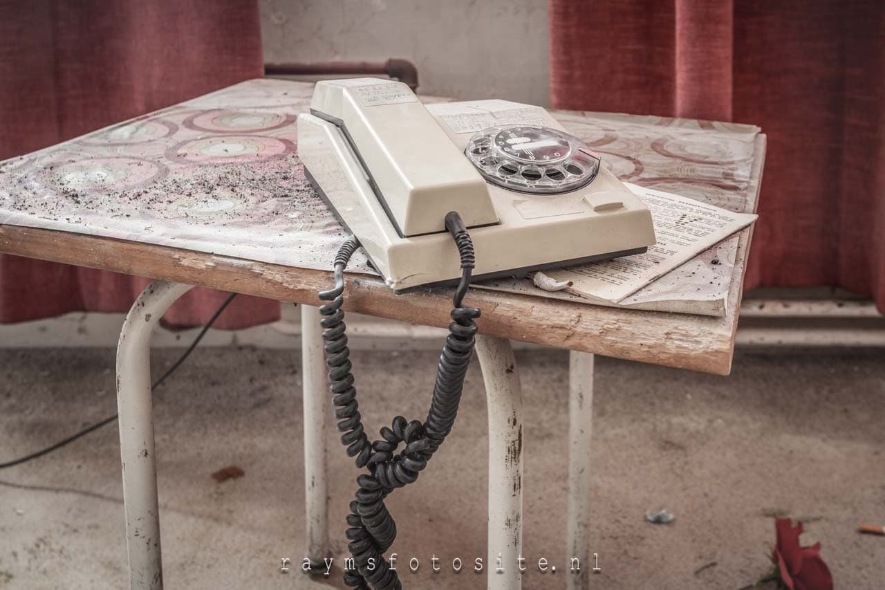 Verlaten villa in België. Een oude telefoon.