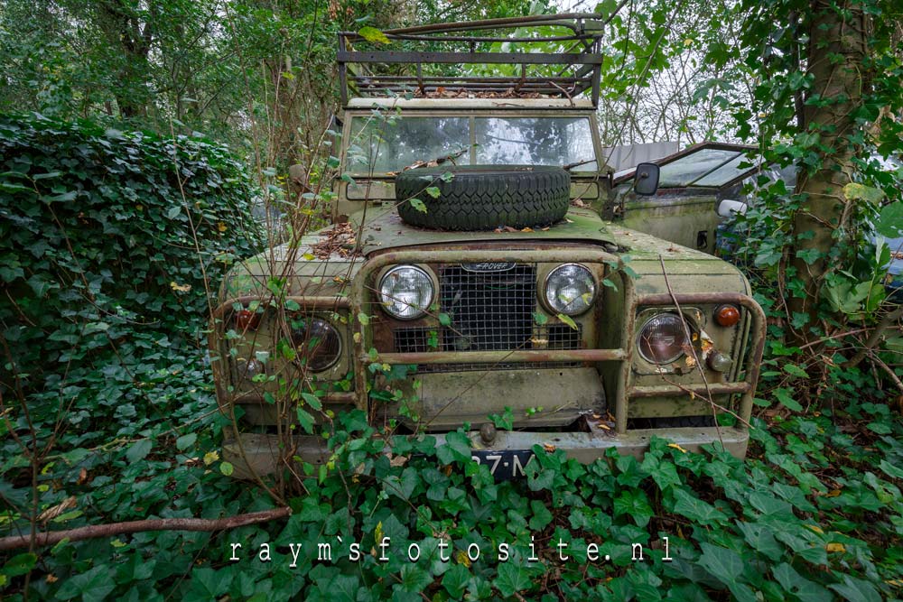 Urbex Nederland. Een oude verlaten Land Rover in Nederland.
