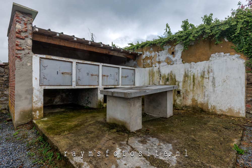 Roofles Morgue. Een lijkenhuisje in België zonder dak!