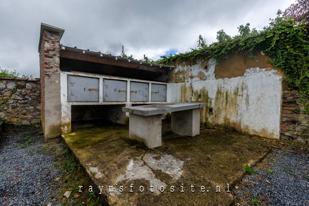 Urbex in België, namelijk een lijkenhuisje zonder dak.