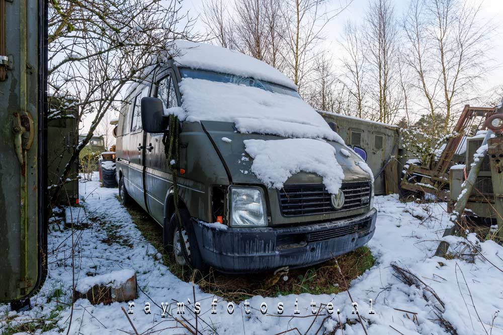 Army Storage urbex België. Een oude bus op het terrein.