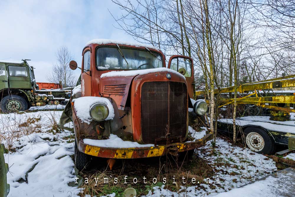 Urbex in België. Een prachtige oude rode vrachtwagen.