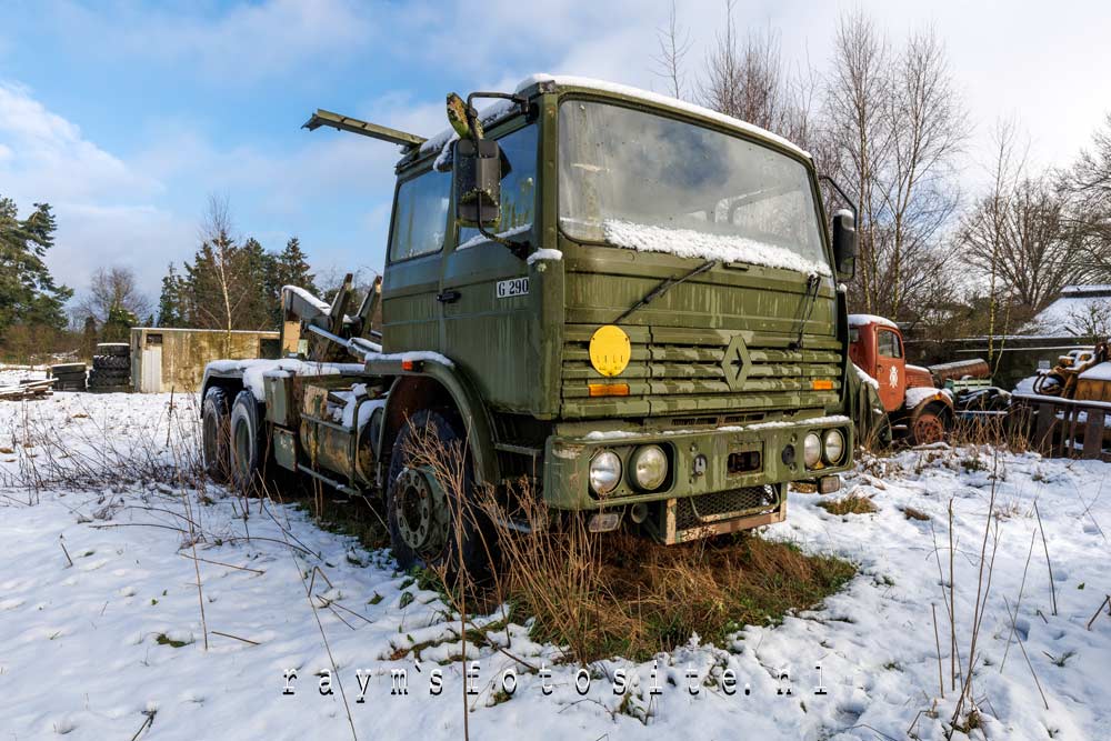 Army Storage. Legervoertuigen, echter is er nog een eigenaar die de site bezoekt.