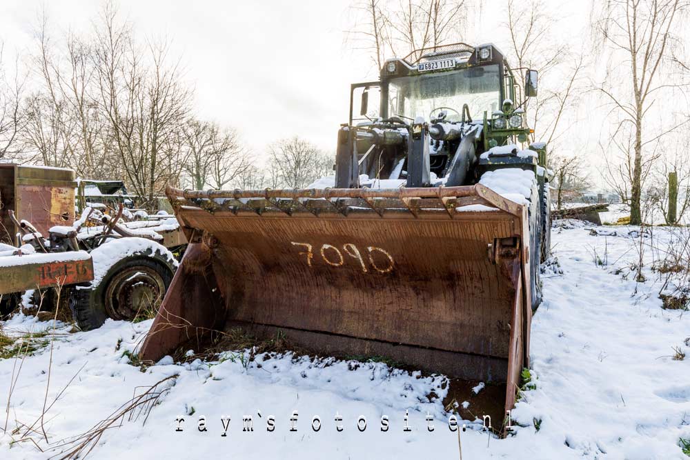 Verlaten auto`s en legervoertuigen in de sneeuw in België.