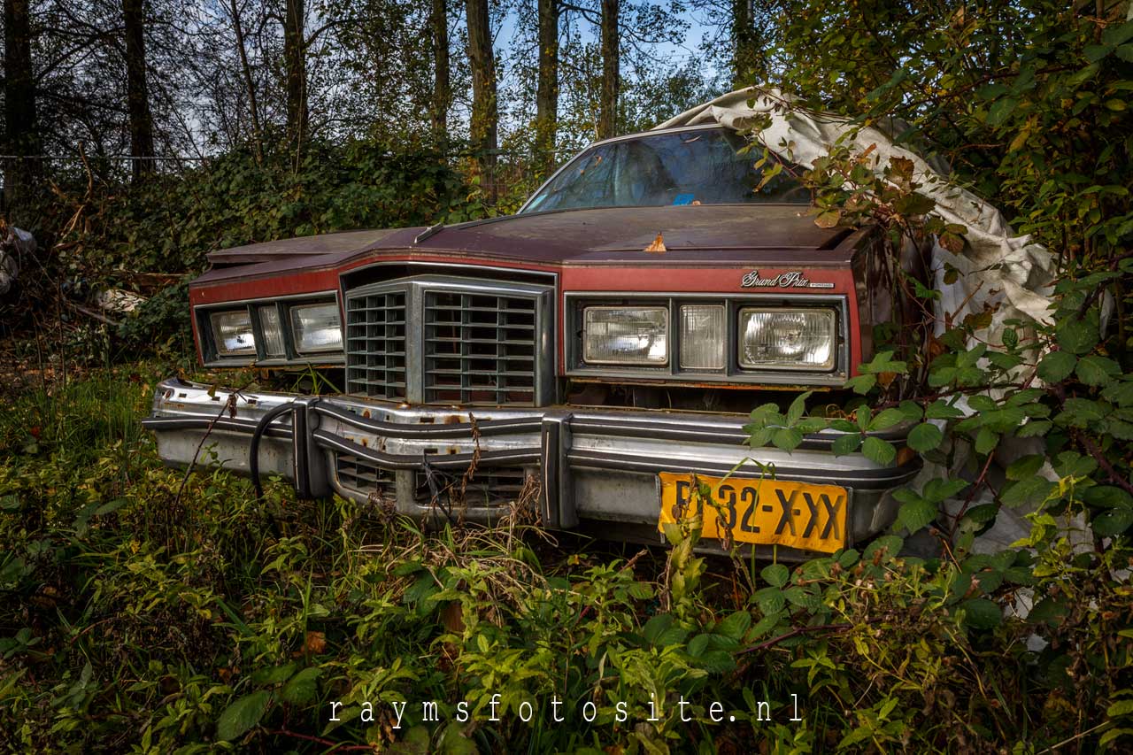 Urbex auto. Een oude Pontiac in Nederland