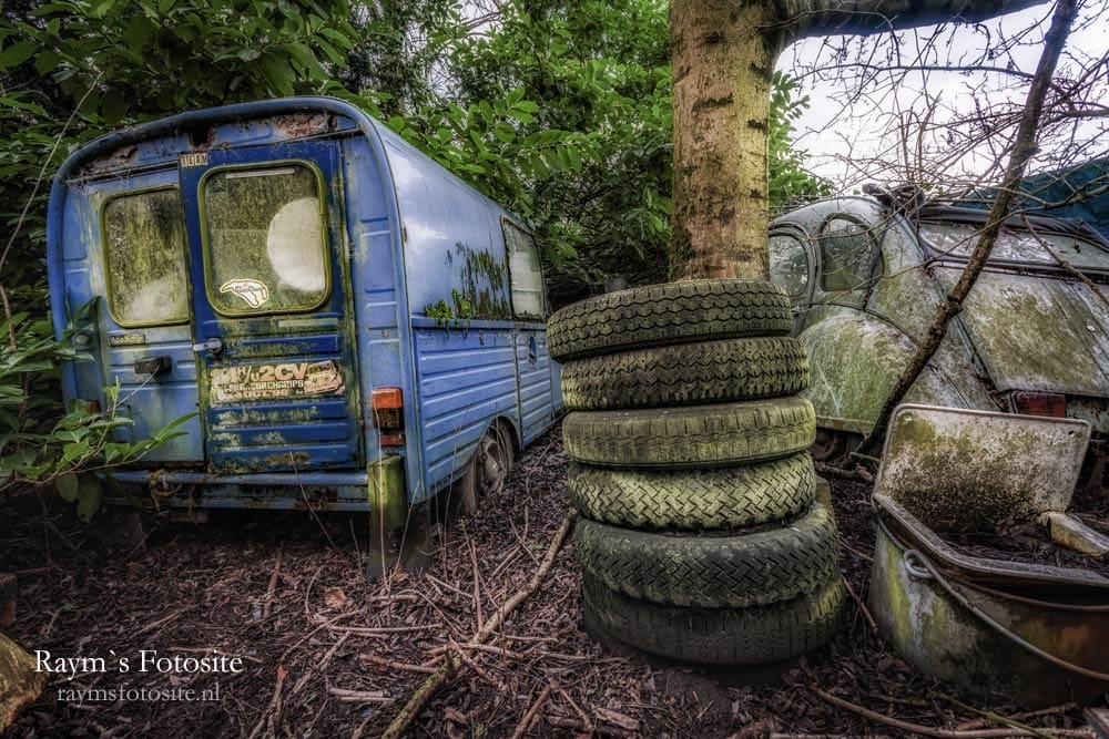 Bambi Wheels. Urbex in België. Een tuin vol verlaten Citroëns.