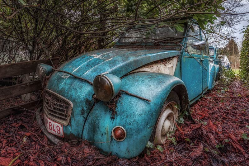 Bambi Wheels. Allemaal verlaten Citroën 2 CV`s op een terrein van een verlaten huis.