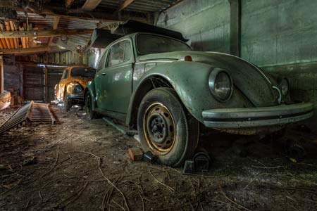 Volkswagen barn. Achtergelaten oude auto`s.