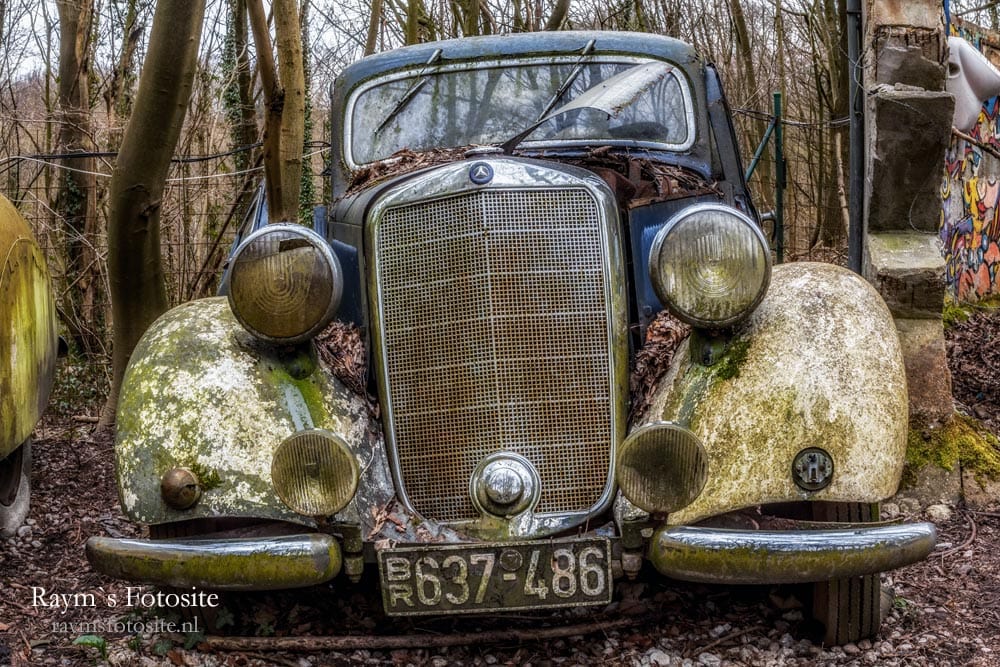 Bavaria Cars urbex in Duitsland. Een hele oude Mercedes.