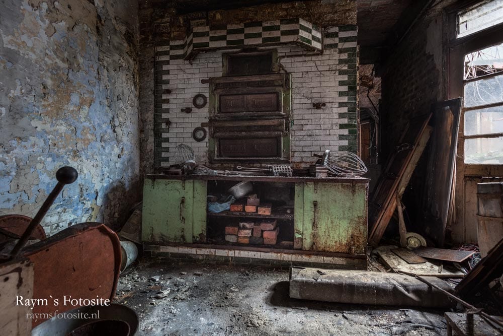 verlaten banketbakkerswinkel met een oude oven.
