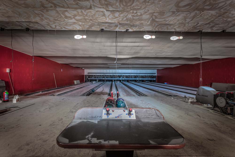 Bowl of Glory heet ook wel Bowling 300 . Een leuke verlaten bowling in België.