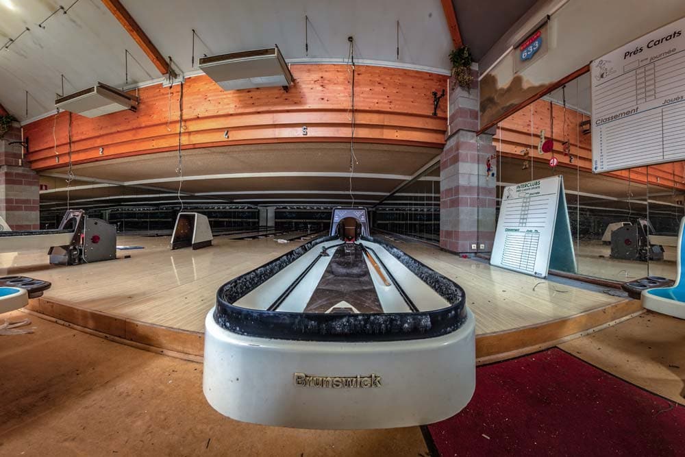 Bowling Michelangelo. Een verlaten bowling in België.