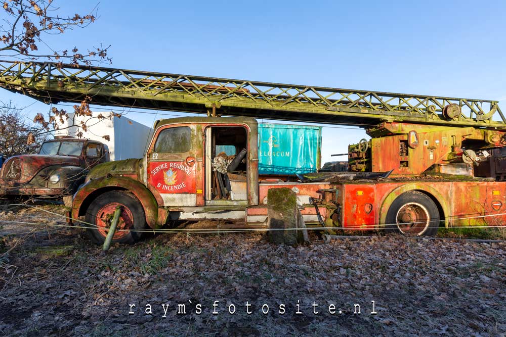 Oude verlaten brandweerauto`s in België.