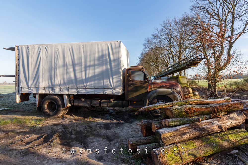 Urbexlocatie in België met oude verlaten brandweerauto`s