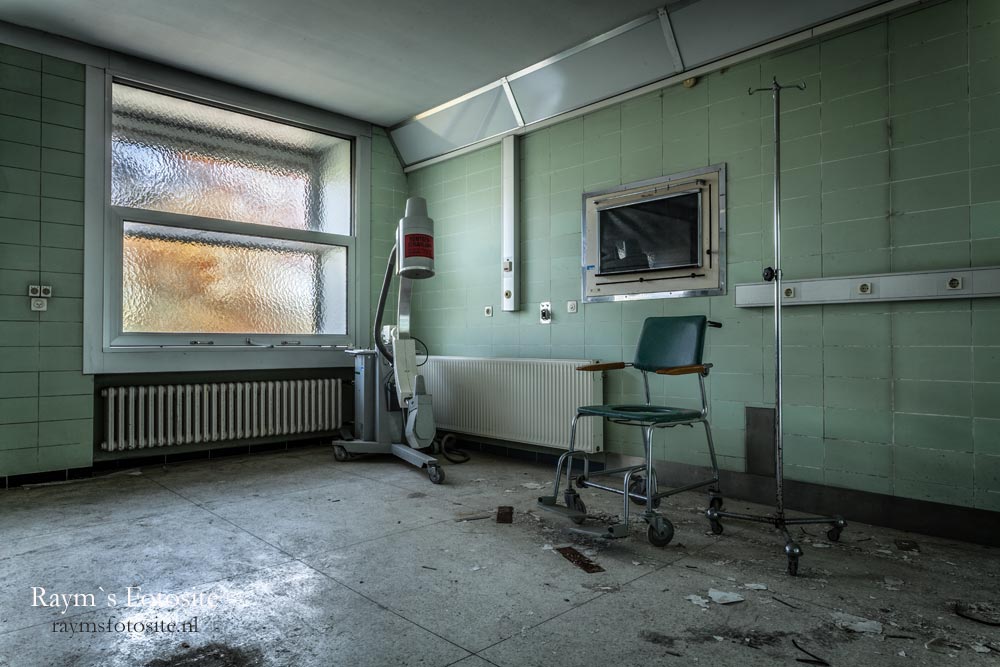Hospital BTOK. Verlaten ziekenhuis in Duitsland. Kijk die ruimte nou, en wat een leuke ziekenhuisapparatuur er nog in.