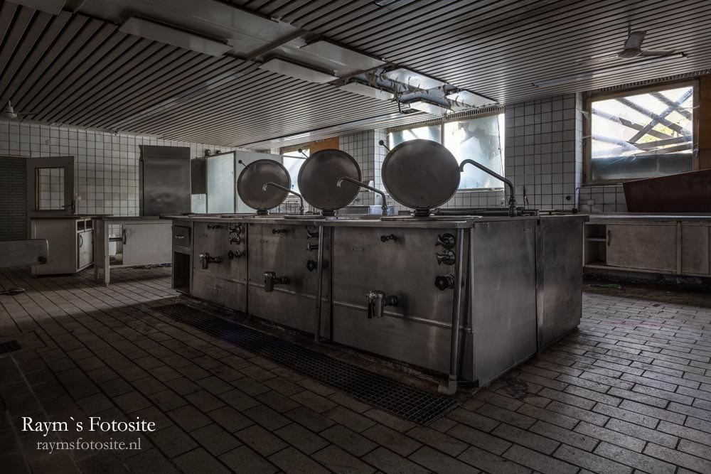 Hospital BTOK. Achtergelaten keuken in dit verlaten ziekenhuis in Duitsland.