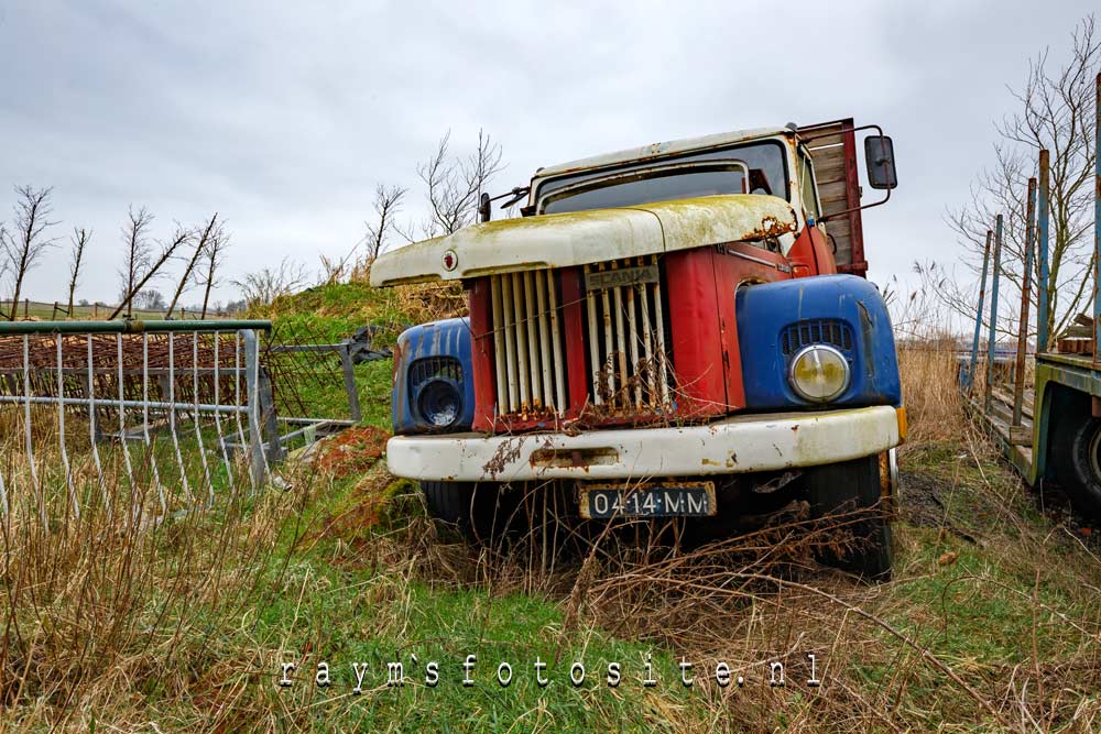 Car Club. Een hele berg oude auto`s in Nederland.