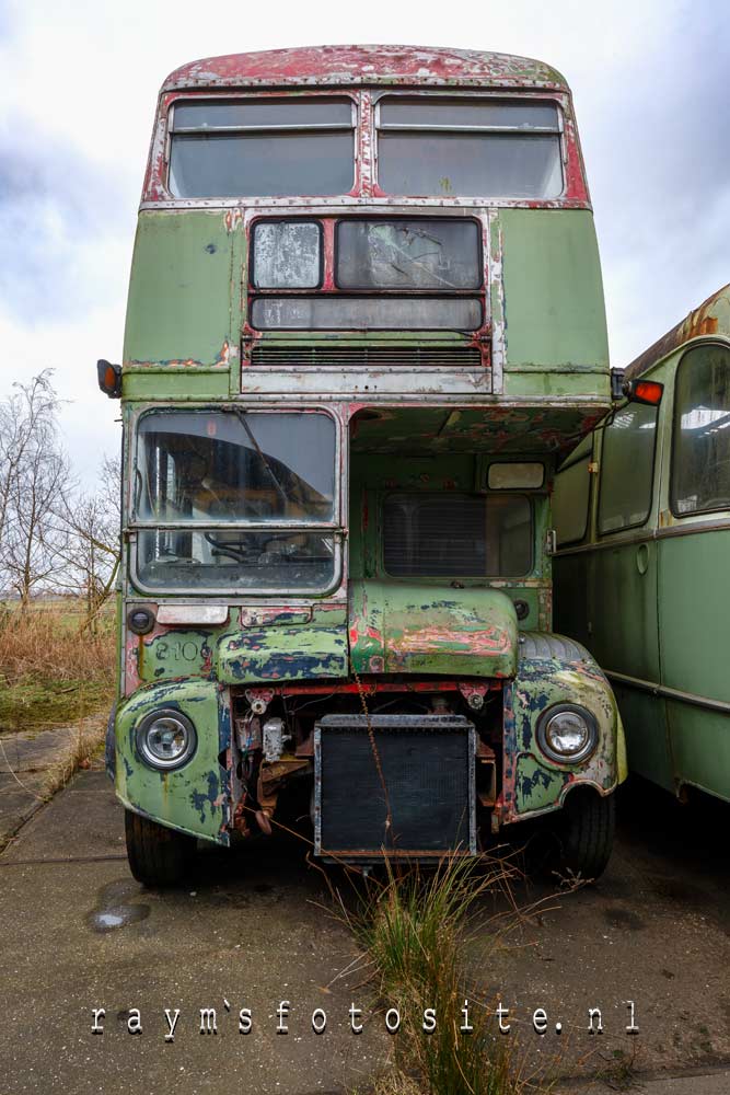 Prachtig zo`n oude dubbeldekker. Urbex in Nederland.